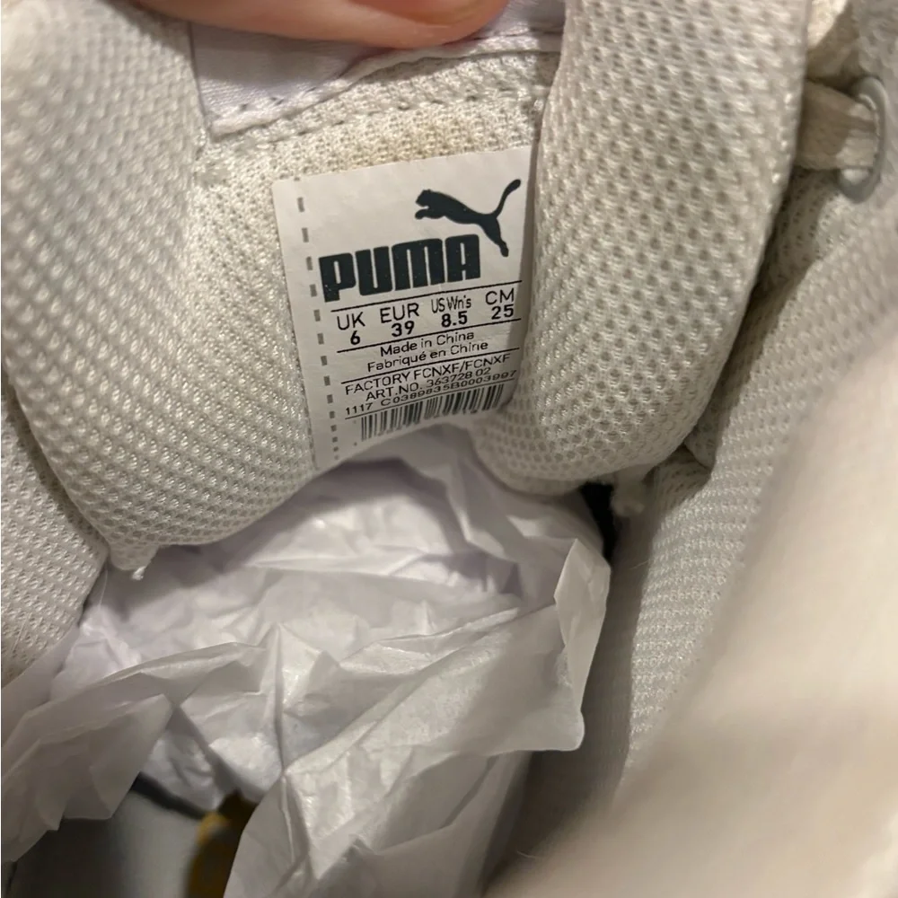 Women’s Puma white vikky mid high top 8.5 shoe. - Picture 3 of 8